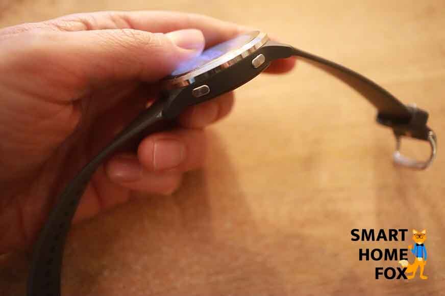 Man sieht die Garmin vivoactive 4 von der Seite.